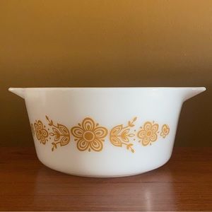 Vintage Pyrex Gold Flower 1.5 quart casserole dish / no lid